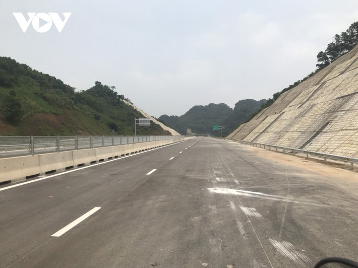 Trước đó, lãnh đạo thuộc đơn vị chủ đầu tư dự án thành phần Mai Sơn - Quốc lộ 45 cho biết, để bảo đảm hoàn thành và thông xe dự án Mai Sơn - Quốc lộ 45 trước ngày 30/4, đơn vị đã yêu cầu các nhà thầu duy trì tiến độ 3 ca, 4 kíp thi công như thời gian vừa qua, không được rút bớt máy móc, thiết bị để triển khai các dự án mới, khẩn trương xây dựng kế hoạch cung cấp và duy trì nguồn tài chính phục vụ thi công dự án đáp ứng tiến độ đề ra.