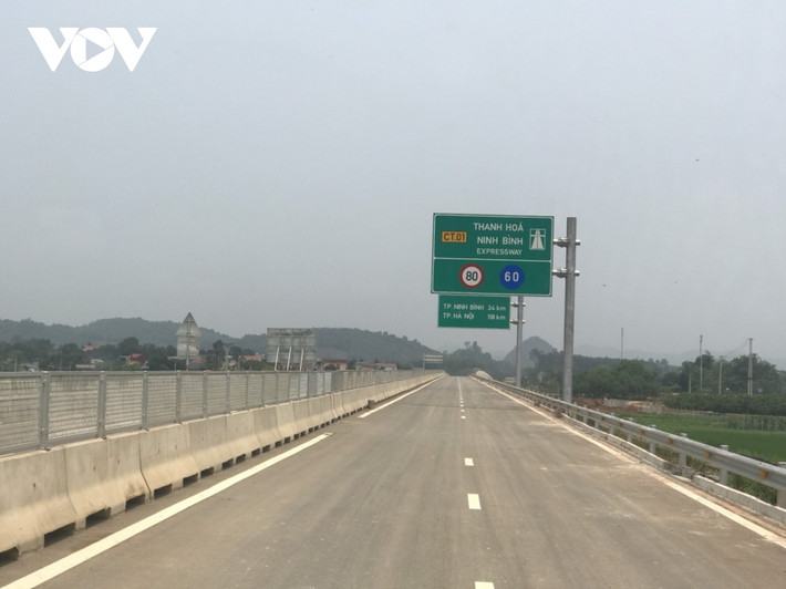 Dự kiến ngày 29/4/2023, cao tốc Mai Sơn-Quốc Lộ 45 sẽ được khánh thành giúp rút ngắn thời gian di chuyển giữa Hà Nội và Thanh Hóa chỉ còn hơn 2 giờ thay vì hơn 3 giờ như hiện nay. Dự án hoàn thành không chỉ tạo thuận tiện cho người dân mà còn đóng góp vào sự phát triển của kinh tế-xã hội đất nước.