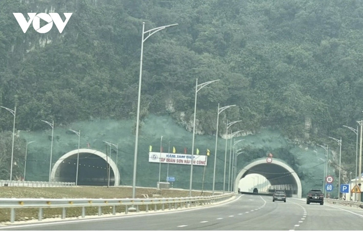 Tại gói thầu số 12-XL (Km301+000 - Km307+600, dài 6,60km), các hạng mục chính của gói thầu gồm 5,744km đường, 2 cầu chính tuyến với tổng chiều dài 175,74m, 1 hầm dài 680m, 1 nút giao liên thông, 7 hầm chui dân sinh. Trong khi đó, tại gói thầu số 13-XL, các hạng mục chính của gói thầu gồm 9,302km đường, 3 cầu chính tuyến với tổng chiều dài 1.098m, 2 cầu vượt ngang, 15 hầm chui dân sinh.