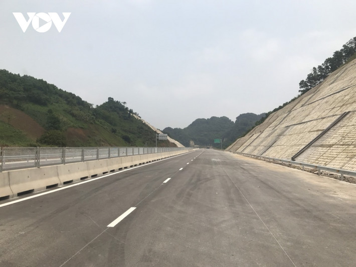 Tuyến cao tốc 4 làn xe chạy (mỗi bên 2 làn) đã được lắp đặt đầy đủ biển báo, hàng rào thép chống lóa ở giữa giải phân cách đợi ngày thông xe.