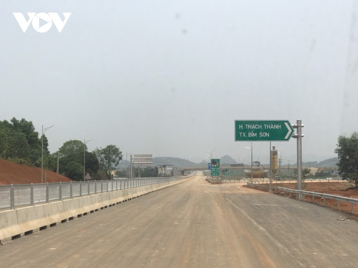 Toàn dự án cao tốc Mai Sơn - QL45 đang triển khai 90 mũi thi công tại 5 gói thầu. Trong đó, đoạn tuyến đi qua tỉnh Thanh Hóa có hơn 4 gói thầu, bao gồm một phần của gói 10-XL và các gói thầu từ 11-XL đến gói thầu 14-XL với chiều dài khoảng 49,018 km.