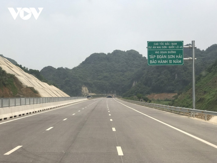 Trong khi đó, gói thầu số 14-XL có chiều dài 19,48km với các hạng mục chính gồm 16,724km đường, 5 cầu chính tuyến với tổng chiều dài 2.756m, 7 cầu vượt ngang, 2 cầu trong nút giao, 1 nút giao liên thông, 18 hầm chui dân sinh. Trong đó, cầu vượt núi Đọ có tổng chiều dài là 1,6km (thuộc gói thầu số 14-XL) là cây cầu dài nhất trên tuyến cao tốc Mai Sơn - QL45.
