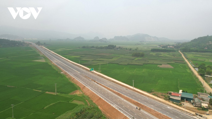 Đường dẫn vào hầm Thung Thi như dải lụa vắt qua cánh đồng xanh mướt 2 bên.