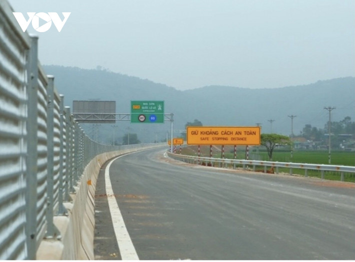 Gói thầu 10-XL cao tốc Mai Sơn - QL45 gồm các hạng mục chính: 14,56km đường, 6 cầu chính tuyến với tổng chiều dài 588m, 1 hầm dài 245m, 1 cầu vượt nút giao, 1 cầu thuộc phạm vi đường gom, 2 nút giao liên thông, 14 hầm chui dân sinh.