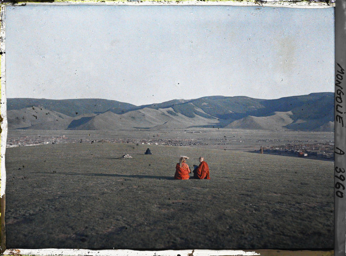 Hai lạt ma ngồi trên Đồi Trắng, nhìn ra thành phố Urga (Ulaanbaatar), Mông Cổ năm 1913. Ảnh: Stéphane Passet/Collections.albert-kahn.hauts-de-seine.fr.