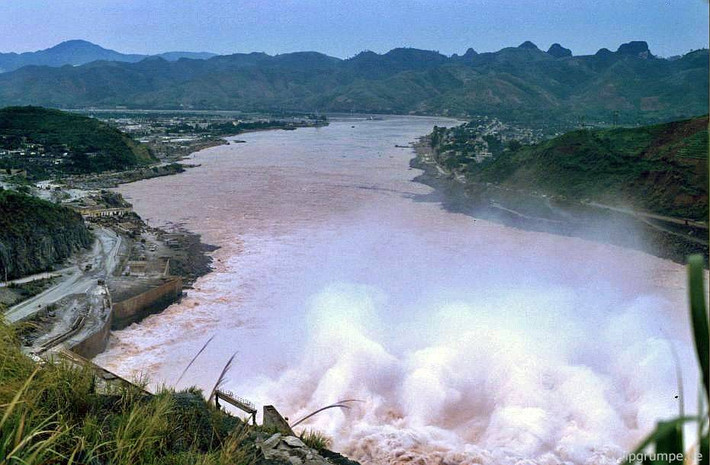 Dòng nước tung bọt trắng xóa ở khu vực thủy điện Hòa Bình.