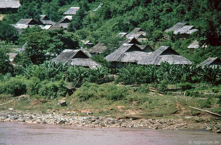Bản làng của người Thái trên đường từ Điện Biên Phủ đến Lai Châu.
