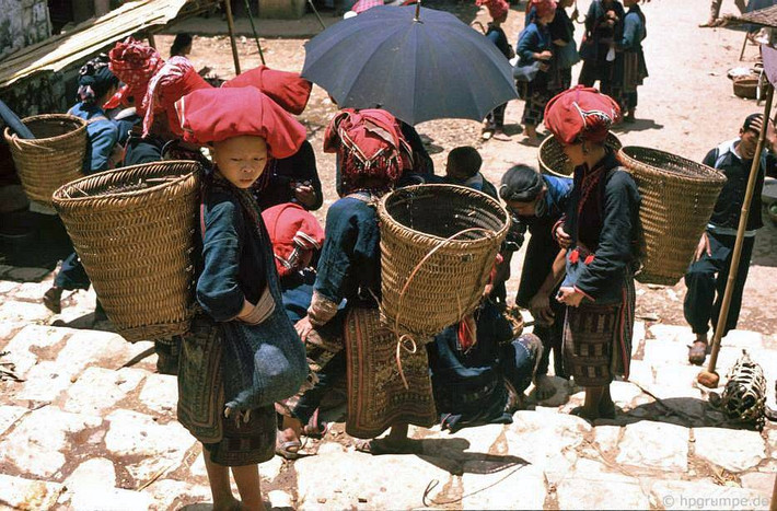 Những chiếc gùi lớn là vật dụng không thể thiếu của phụ nữ dân tộc thiểu số khi buôn bán ở chợ Sa Pa.