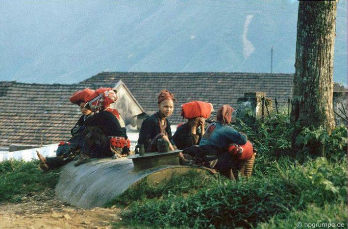 Người Dao Đỏ dễ nhận ra với chiếc mũ đỏ lớn.