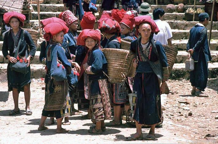 Phụ nữ người Dao Đỏ ở chợ.
