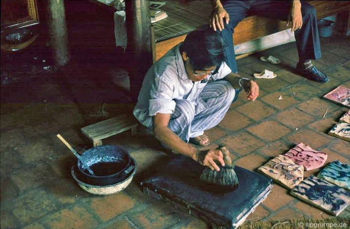 Nghệ nhân Nguyễn Đăng Chế tại xưởng tranh. "Vào năm 1992, chỉ còn lại hai gia đình để làm nghề này, và Đông Hồ là làng duy nhất còn làm tranh Tết", nhiếp ảnh gia Hans-Peter Grumpe cho hay.