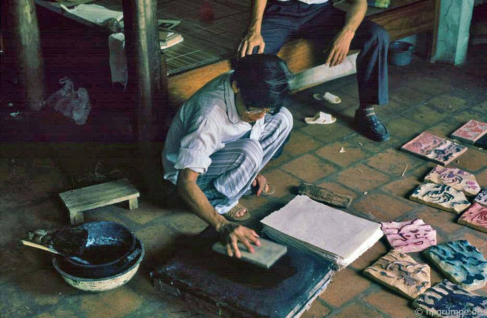 Tất cả các bức tranh được in thủ công, chủ yếu là với bốn màu. Do đó, có ít nhất bốn khối in cho mỗi bức tranh. Tất cả các vật liệu là sản phẩm từ tự nhiên, gồm màu sắc từ các loài cây và khoáng chất, giấy làm từ vỏ cây dó. Nền được tô màu trước khi in.