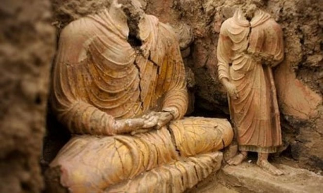 Không dừng lại ở đó, Glang dar-ma còn ra lệnh phải thay thế các bức tranh treo tường và đồ tạo tác quý giá bằng tranh vẽ các tăng nhân uống rượu trong các đền chùa để làm hoen ố danh tiếng của Phật giáo. Ông cũng cho đóng đinh vào các tượng Phật và buộc dây vào cổ các bức tượng rồi kéo xuống sông.