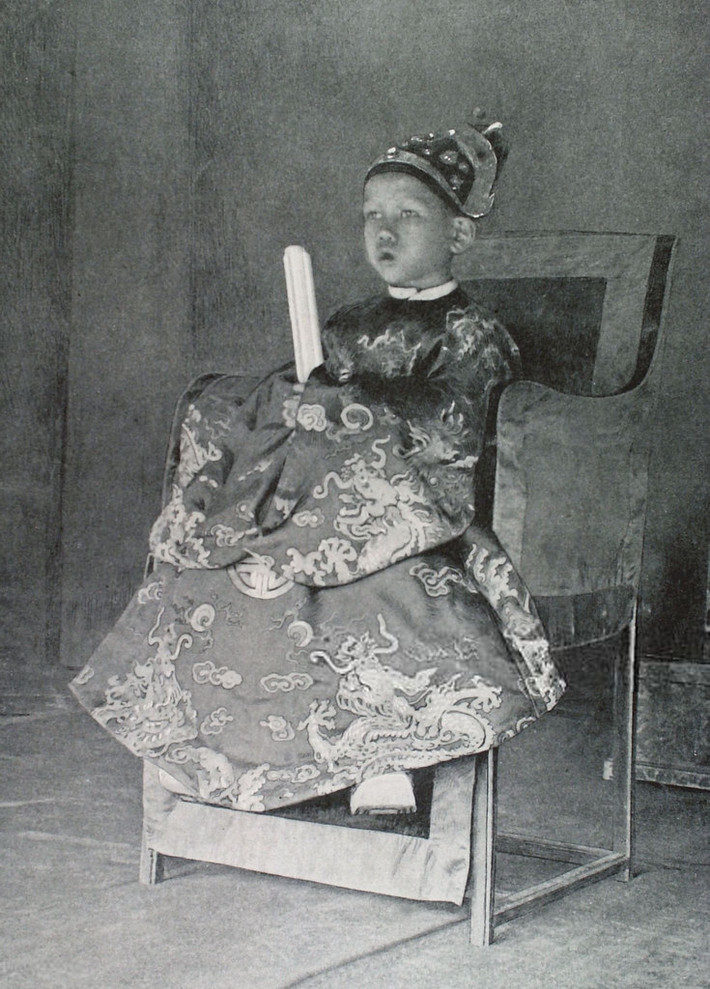 Một bức chân dung được chụp khi vua Duy Tân mới lên ngôi, 1907.
