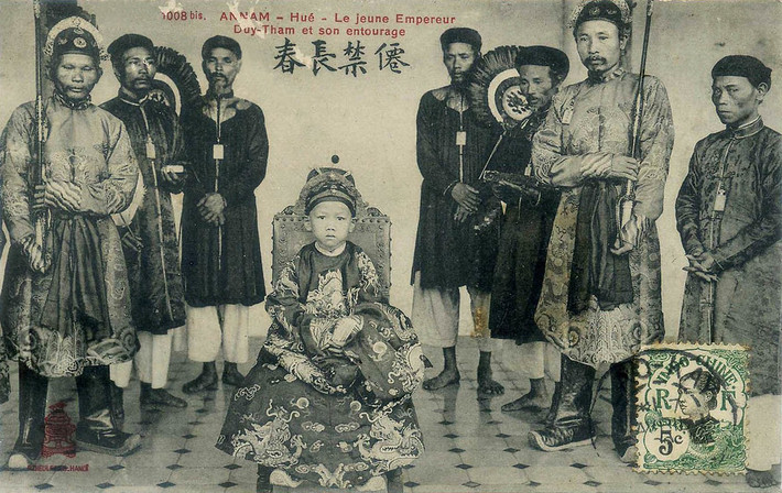 Vua Duy Tân và các cận thần.