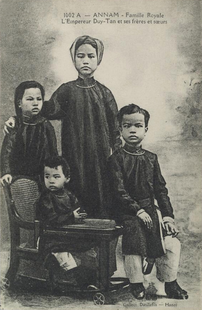 Vùa Duy Tân (bên phải) chụp ảnh cùng em trai và hai chị.