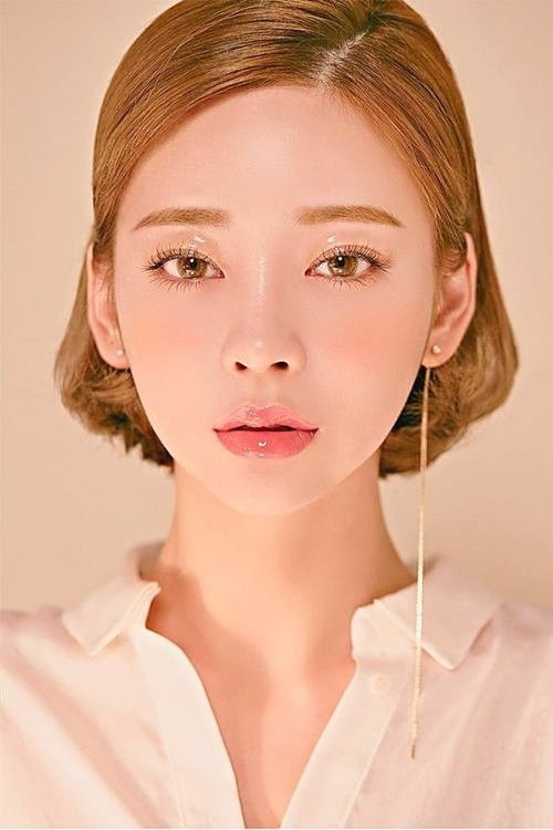 Tóc ngắn ngang cằm được uốn cụp gọn gàng làm tôn lên vẻ ngoài trẻ trung, trong sáng "bất chấp tuổi tác" của bạn.