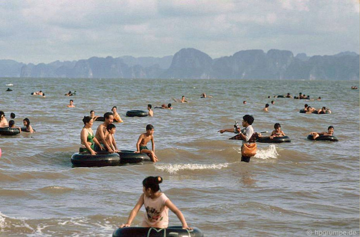 Cảnh vịnh Hạ Long nhìn từ bãi tắm, 1993.