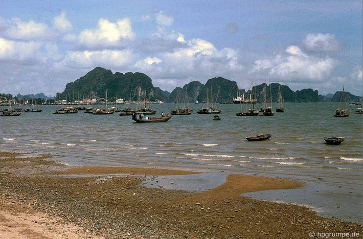 Một bãi biển hoang sơ ở Bãi Cháy.