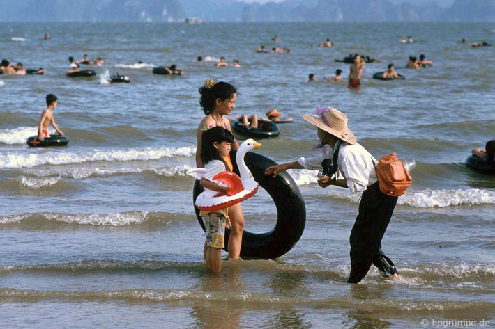 Một phó nháy tác nghiệp trên bãi tắm.