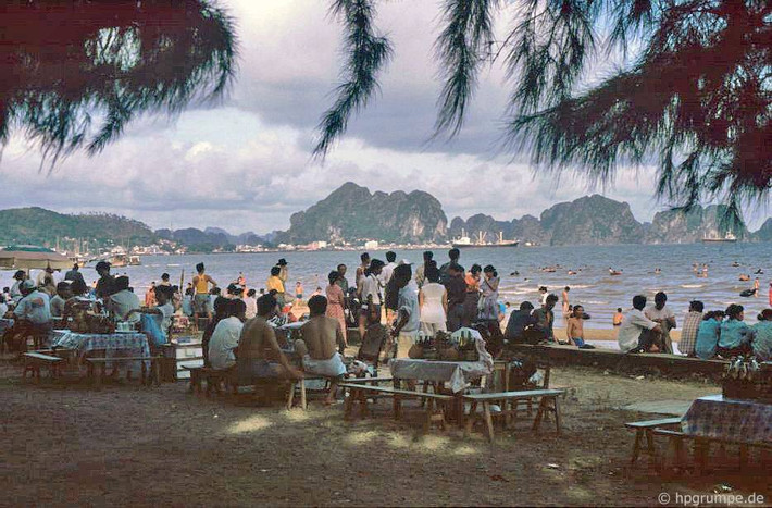 Khung cảnh nhộn nhịp tại bãi tắm chính ở Bãi Cháy, 1993.