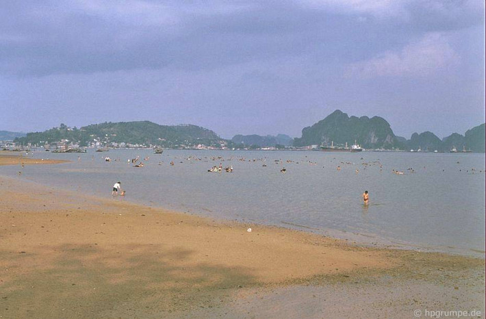 Toàn cảnh biển Bãi Cháy năm 1991.