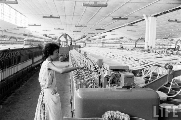 Nữ công nhân làm việc tại một phân xưởng của nhà máy.