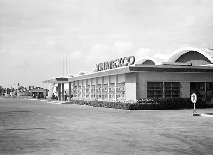 Mặt tiền nhà máy dệt Vinatexco ở Sài Gòn năm 1962, nay đây là Công ty cổ phần Dệt may Thắng Lợi (Vigatexco) trên đường Trường Chinh, giáp sân bay Tân Sơn Nhất.