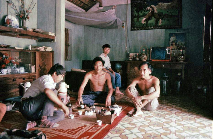 Thưởng thức trà và rượu rắn tại một gia đình ở làng Lệ Mật.