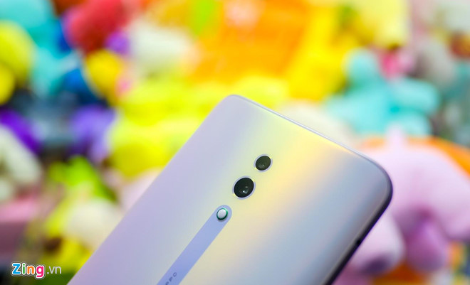 Reno sở hữu viên pin có dung lượng 3.765 mAh, tích hợp công nghệ sạc nhanh VOOC 3.0. Công nghệ này giúp thiết bị có thể sạc 0% lên đến 75% chỉ trong vòng 30 phút.