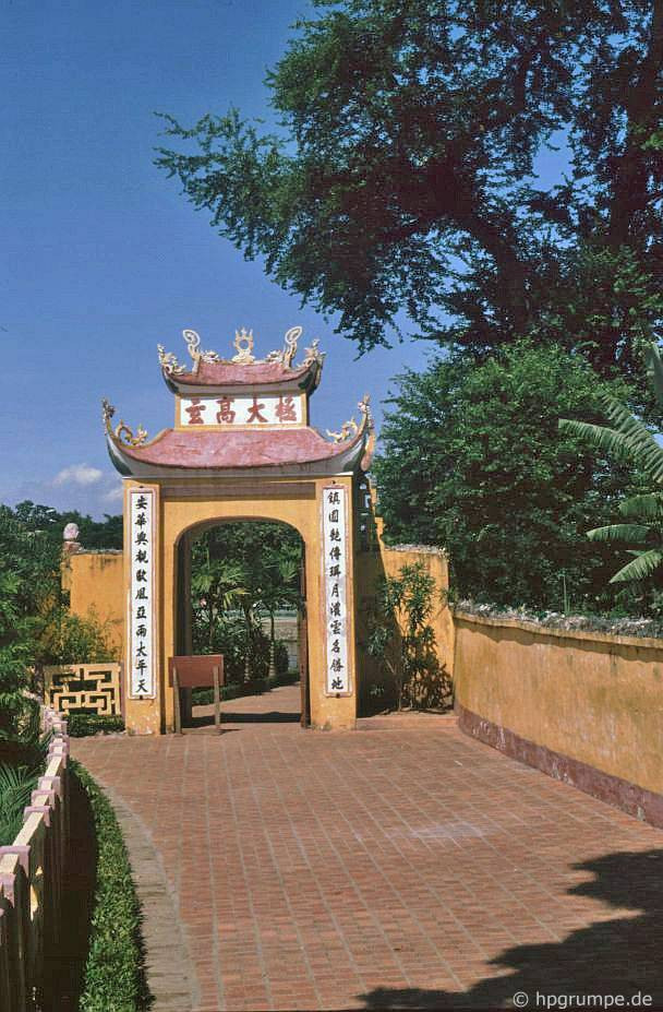 Mặt bên trong của cổng chùa Trấn Quốc.