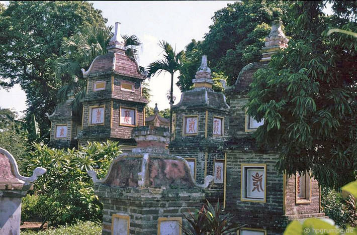 Những tòa tháp cổ kính trong khu vườn tháp.