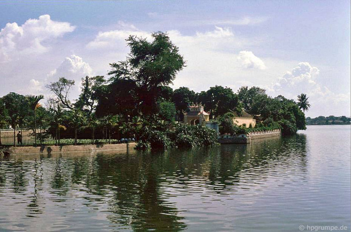 Toàn cảnh chùa Trấn Quốc nhìn từ đường Thanh Niên, Hà Nội năm 1993.