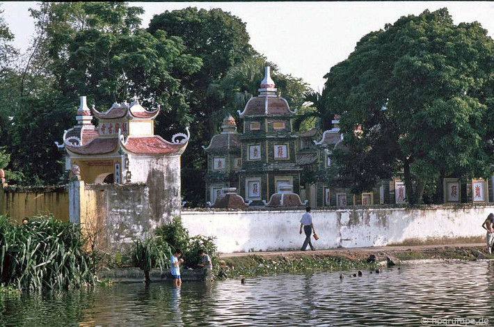 Cổng chùa và khu vườn tháp nhìn từ phía đường Thanh Niên. Bảo tháp Lục độ đài sen lúc này chưa được xây dựng.