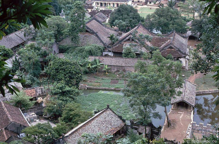 Khu chùa Hạ, chùa Trung và chùa Thượng nhìn từ đường lên núi Thầy.