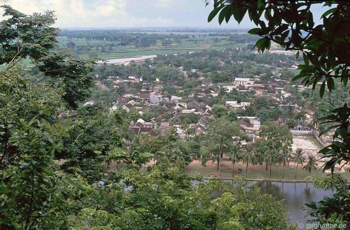 Khung cảnh nhìn từ sườn núi Thầy.