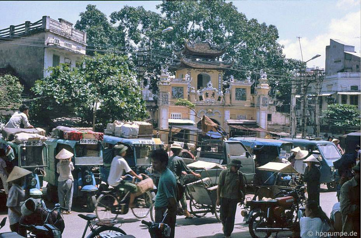 Những chiếc xe lam tập kết bên ngoài chợ Đồng Xuân, 1993. Xe lam là phương tiện chở khách và hàng hóa rất phổ biến vào thời đó.