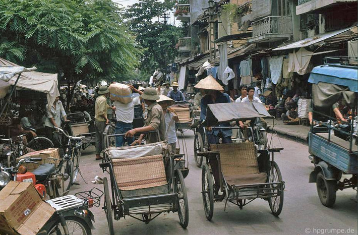 Những chiếc xe xích lô xuất hiện trên khắp các đường phố là hình ảnh đặc trưng của giao thông Hà Nội đầu thập niên 1990. Vào thời điểm này xích lô vẫn chưa bị hạn chế lưu thông.