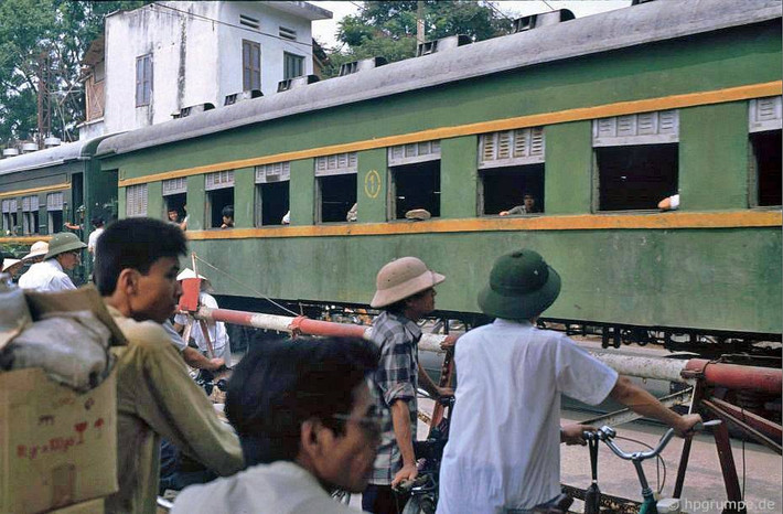 Cảnh chờ tàu tại một điểm chắn tàu, 1991.