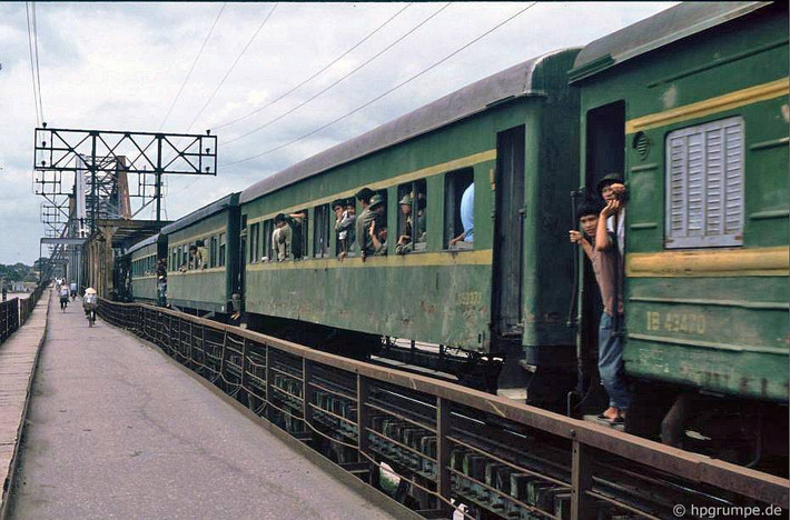 Tàu hỏa chạy qua cầu Long Biên, 1991.