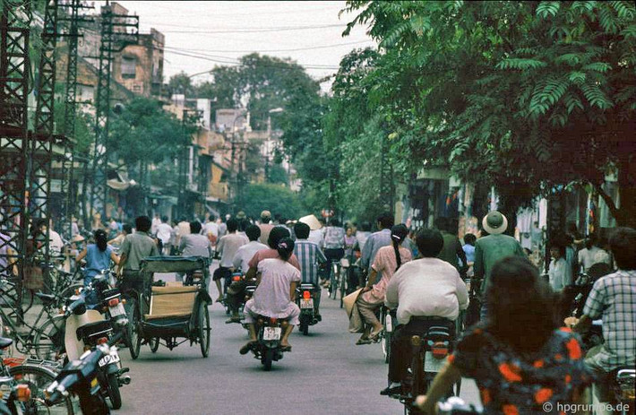 Cảnh giao thông ở khu phố cổ giờ cao điểm, 1992.