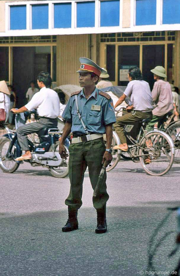 Người cảnh sát giao thông làm nhiệm vụ trên đường phố, 1991.