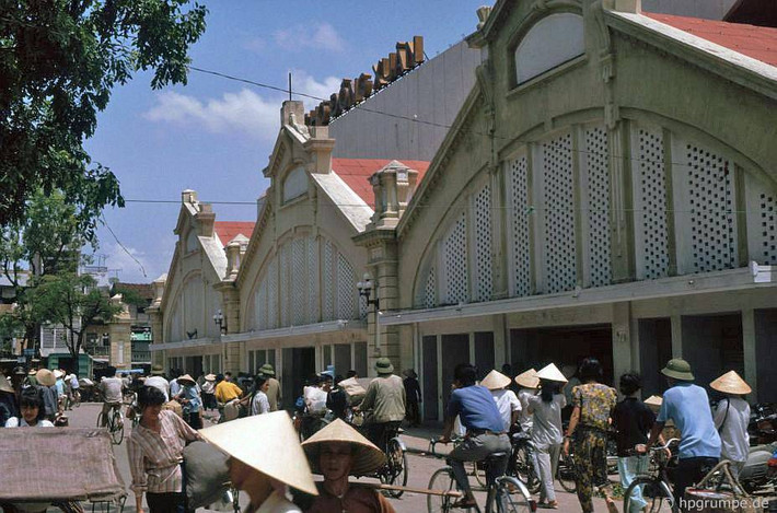 Những chiếc xe đạp chạy ngang qua chợ Đồng Xuân, 1991. Xe đạp vẫn là phương tiện cá nhân phổ biến nhất ở Hà Nội đầu thập niên 1990.
