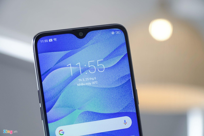 Realme 3 Pro sử dụng màn hình giọt nước với kích thước 6,3 inch. Màn hình này có độ sáng cao, màu sắc hiển thị rực rỡ. Điểm hạn chế là nó được đặt nhô lên hẳn so với khung viền, tạo cảm giác cấn tay nhẹ khi vuốt từ mép vào trong.