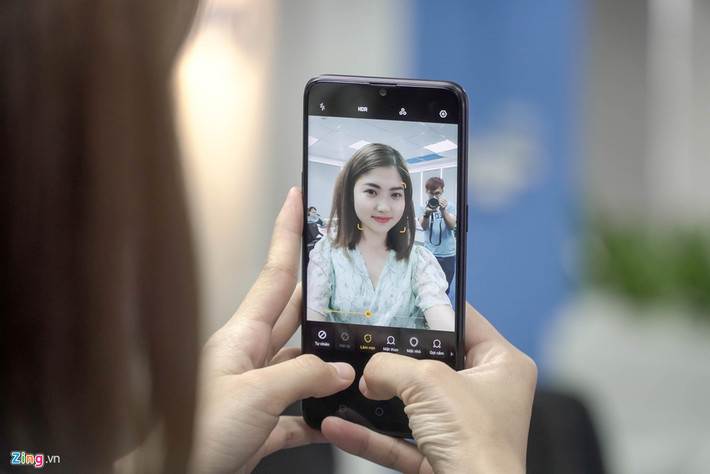 Camera selfie có độ phân giải 25 MP, tích hợp AI cùng nhiều chế độ làm đẹp. Người dùng có thể tùy chọn các cấp độ làm mịn da, thu gọn khuôn mặt, làm to mắt,... tùy theo sở thích.