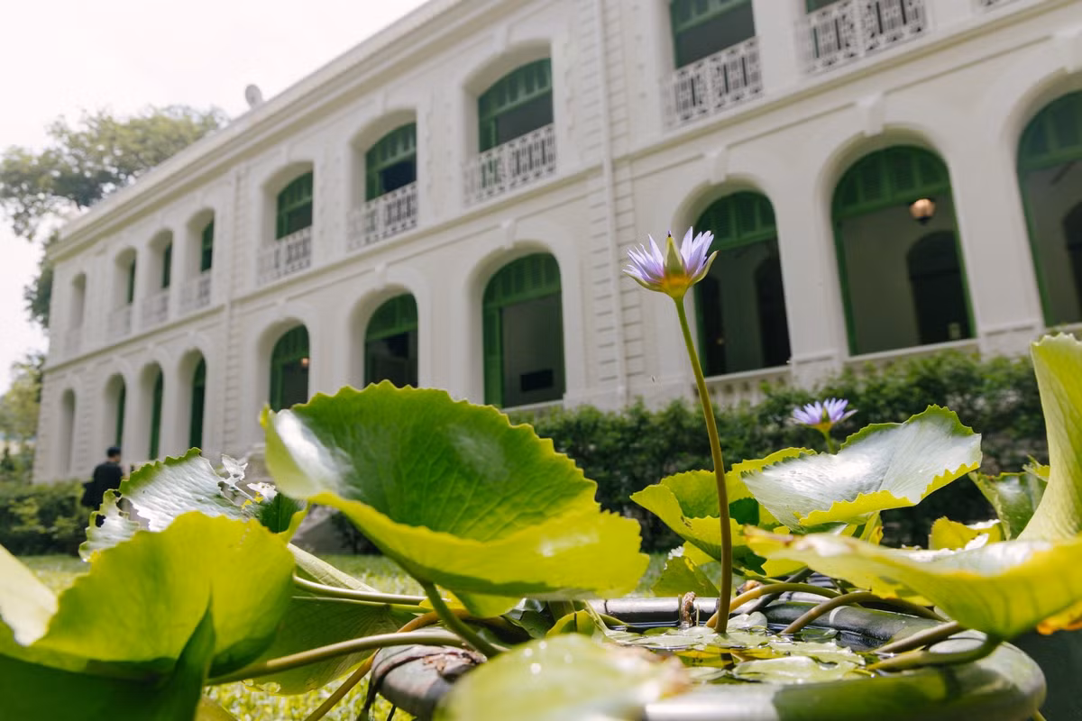 Tọa lạc tại số 6 đường Lê Duẩn (phường Sài Gòn, TP.HCM), Dinh thự Pháp (Dinh Tổng lãnh sự Pháp) được xây dựng từ năm 1872 bởi các kỹ sư Hải quân Pháp. Công trình sở hữu lối kiến trúc đặc trưng thời cuối thế kỷ 19 với khung tòa nhà bằng thép và kim loại nhằm thích ứng với khí hậu nóng ẩm tại TP.HCM. Tương tự như Dinh Độc Lập, Đại chủng viện Thánh Giuse hay Nhà thờ Đức Bà, công trình này là một trong những chứng nhân lịch sử đồng hành cùng sự phát triển của thành phố.