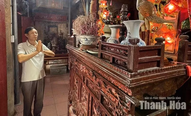 Con cháu dòng họ Trần dâng hương tại đền thờ Trần Lựu. Ảnh: Khắc Công