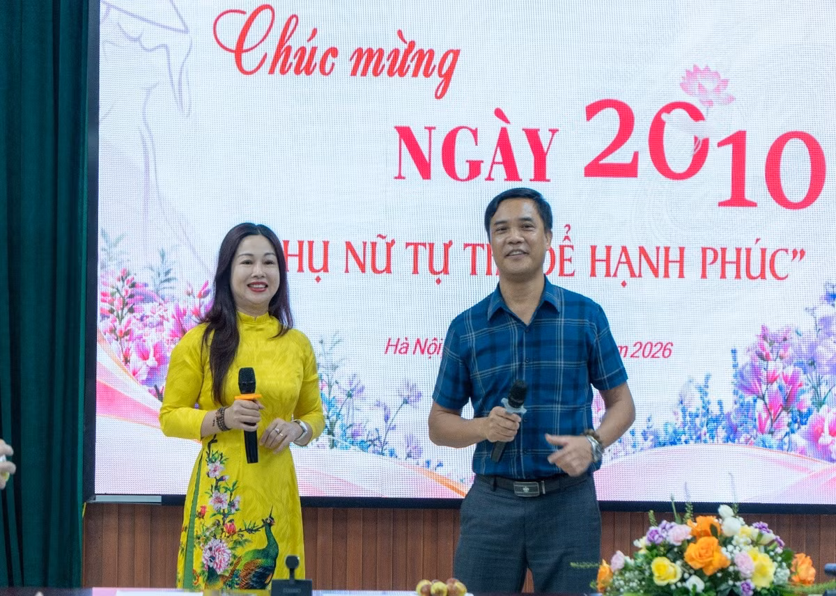Chương trình mở màn ấn tượng với tiết mục khúc song ca "Tình anh" đầy cảm xúc do chị Thu Huyền và anh Minh Thuận thể hiện