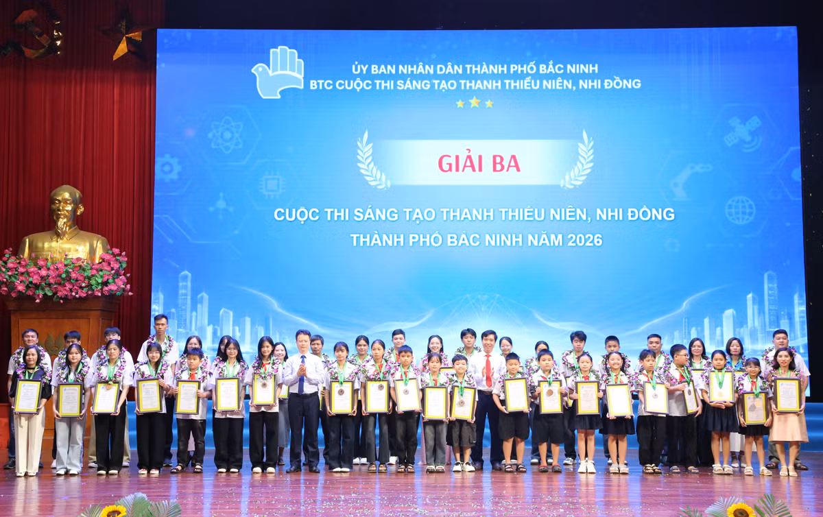 Các tác giả, nhóm tác giả đoạt giải Ba được vinh danh, khen thưởng tại buổi Lễ.