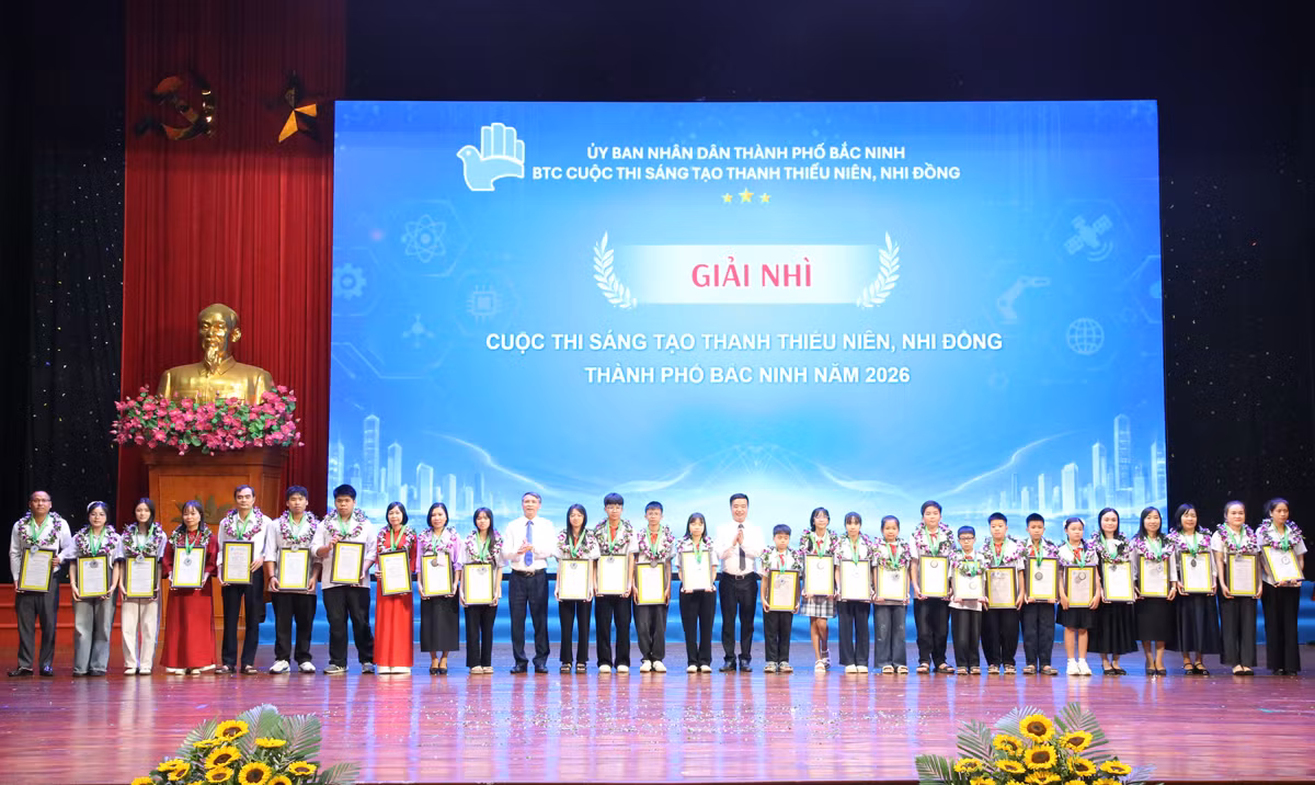 Các tác giả, nhóm tác giả đoạt giải Nhì được vinh danh, khen thưởng tại buổi Lễ.